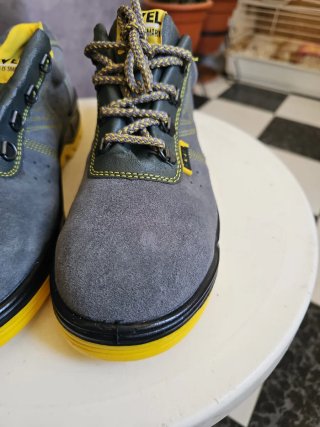 Zapatos de seguridad grises y amarillos talla 42