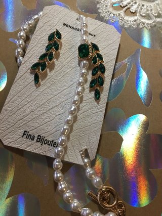 Collar perlas y pendientes con piedras verdes FOTO