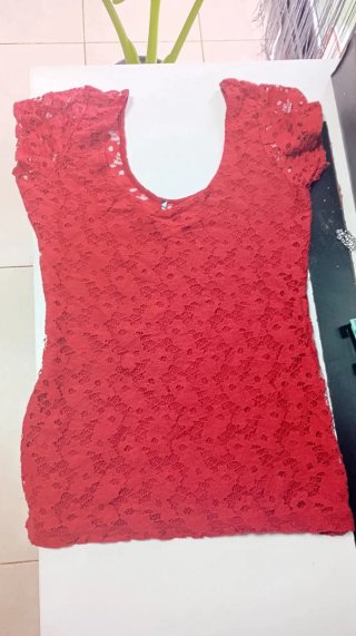Camiseta de encaje roja