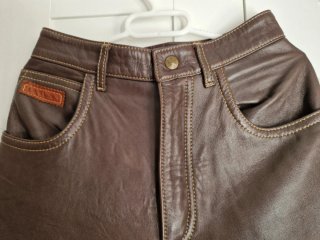 Pantalón de cuero marrón