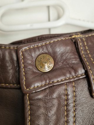Pantalón de cuero marrón