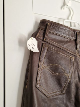 Pantalón de cuero marrón