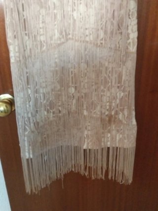 Vestido de fiesta beige con flecos