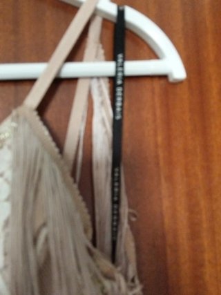 Vestido de fiesta beige con flecos