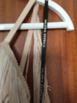 Vestido de fiesta beige con flecos