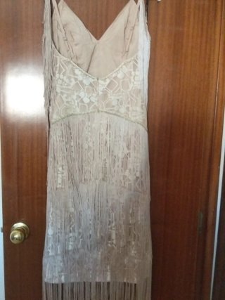 Vestido de fiesta beige con flecos