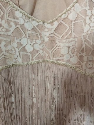 Vestido de fiesta beige con flecos