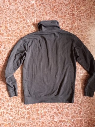 Sudadera negra cuello subido
