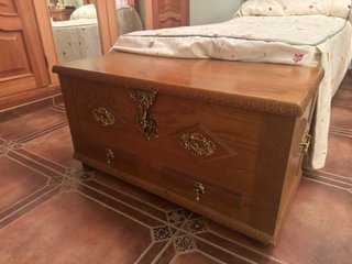 Dormitorio con 2 camas y baúles