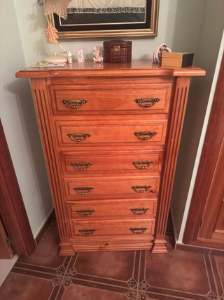 Dormitorio con 2 camas y baúles