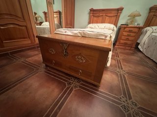 Dormitorio con 2 camas y baúles
