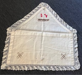 Antigua funda portapeines con encaje y bordada