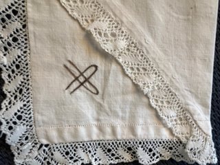 Antigua funda portapeines con encaje y bordada