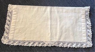 Antigua funda portapeines con encaje y bordada