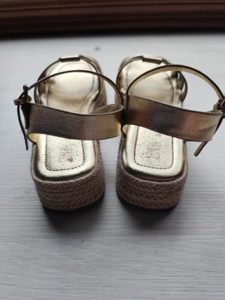 Sandalias doradas niña Zara