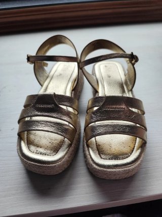 Sandalias doradas niña Zara