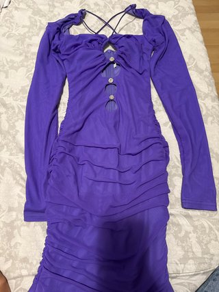 Vestido morado con transparencias