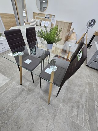 Mesa de cristal de 120cm y 4 sillas negras