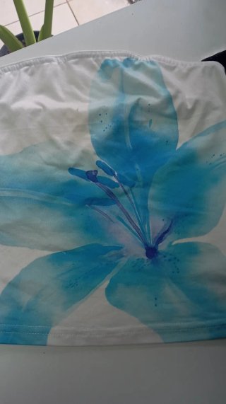 Top blanco Shein flor azul talla S