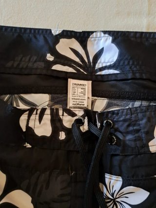Pantalón de baño negro con flores blancas