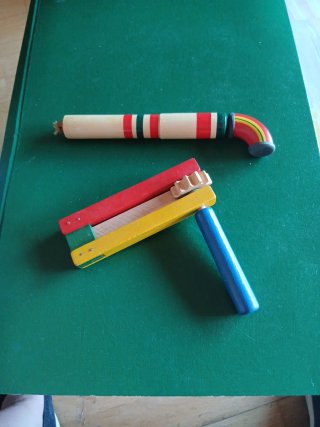 Juguetes de madera. Pistola y carraca