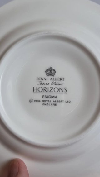 Taza y plato de te Royal Albert Enigma 1986