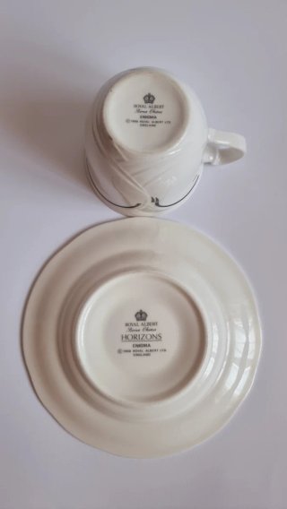 Taza y plato de te Royal Albert Enigma 1986