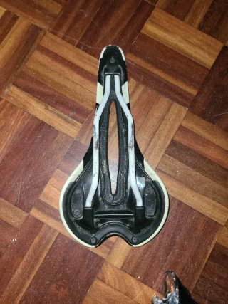 Asiento de bicicleta blanco y negro