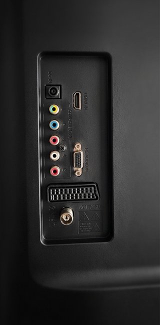 Televisor LG 30’ Negro con Soporte Pared
