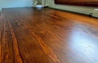 Escritorio de madera con cajones