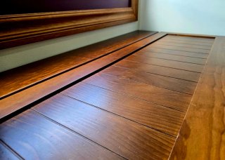 Escritorio de madera con cajones