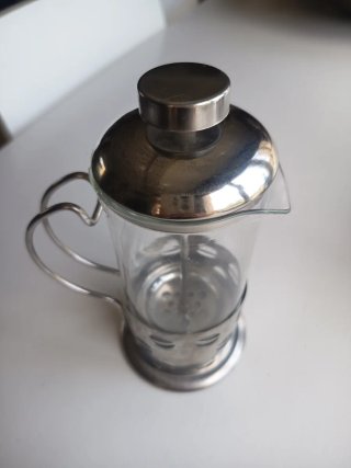 Cafetera de émbolo de cristal y metal