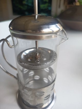 Cafetera de émbolo de cristal y metal