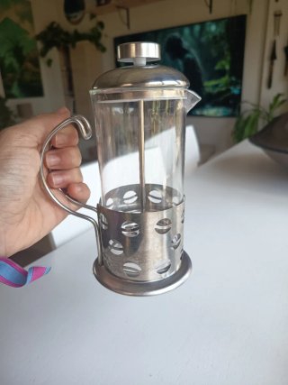 Cafetera de émbolo de cristal y metal