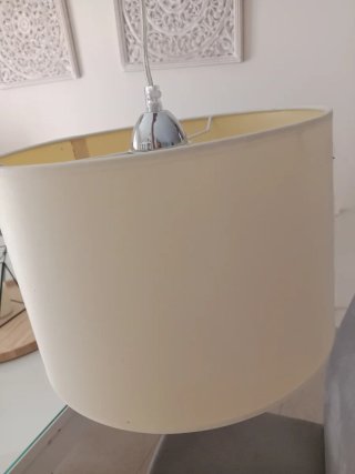 Lámpara de techo beige y plateada