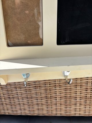 Colgador de pared con pizarra y marcos