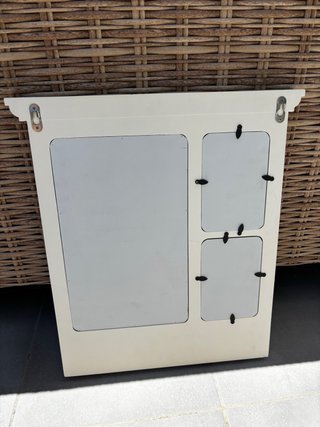 Colgador de pared con pizarra y marcos