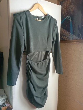 Vestido verde oliva con abertura