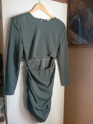 Vestido verde oliva con abertura