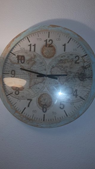 Reloj de pared con mapa del mundo