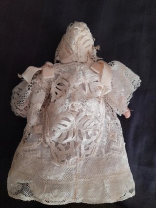 Muñeca antigua con vestido de encaje