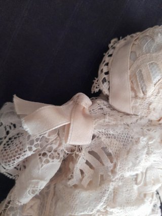 Muñeca antigua con vestido de encaje