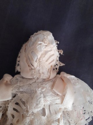 Muñeca antigua con vestido de encaje
