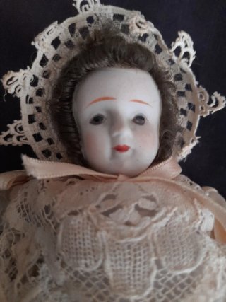 Muñeca antigua con vestido de encaje