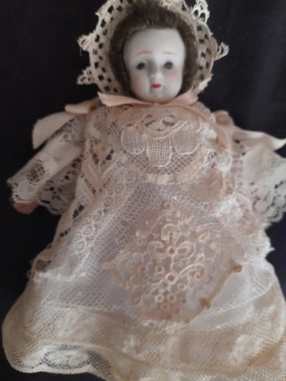 Muñeca antigua con vestido de encaje