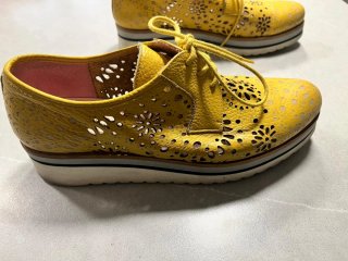Zapatos amarillos con diseño floral
