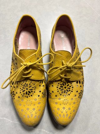 Zapatos amarillos con diseño floral