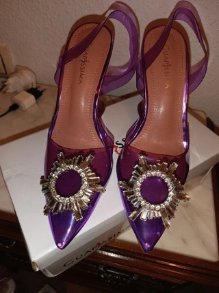 Zapato transparente con broche plateado