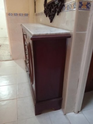 Mueble de madera con tapa de mármol