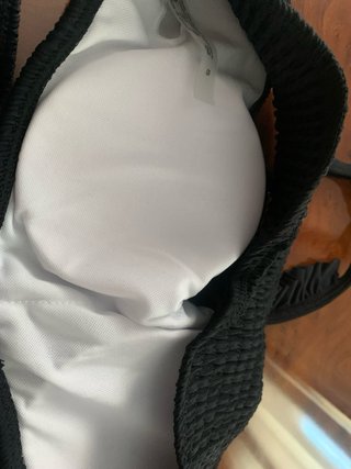 Bikini negro con volantes de tiro alto